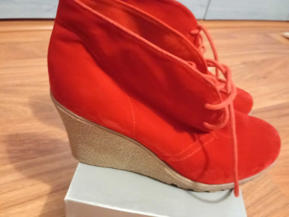 Vand ghete dama rosii marimea 38 , piele intoarsa - 35 lei