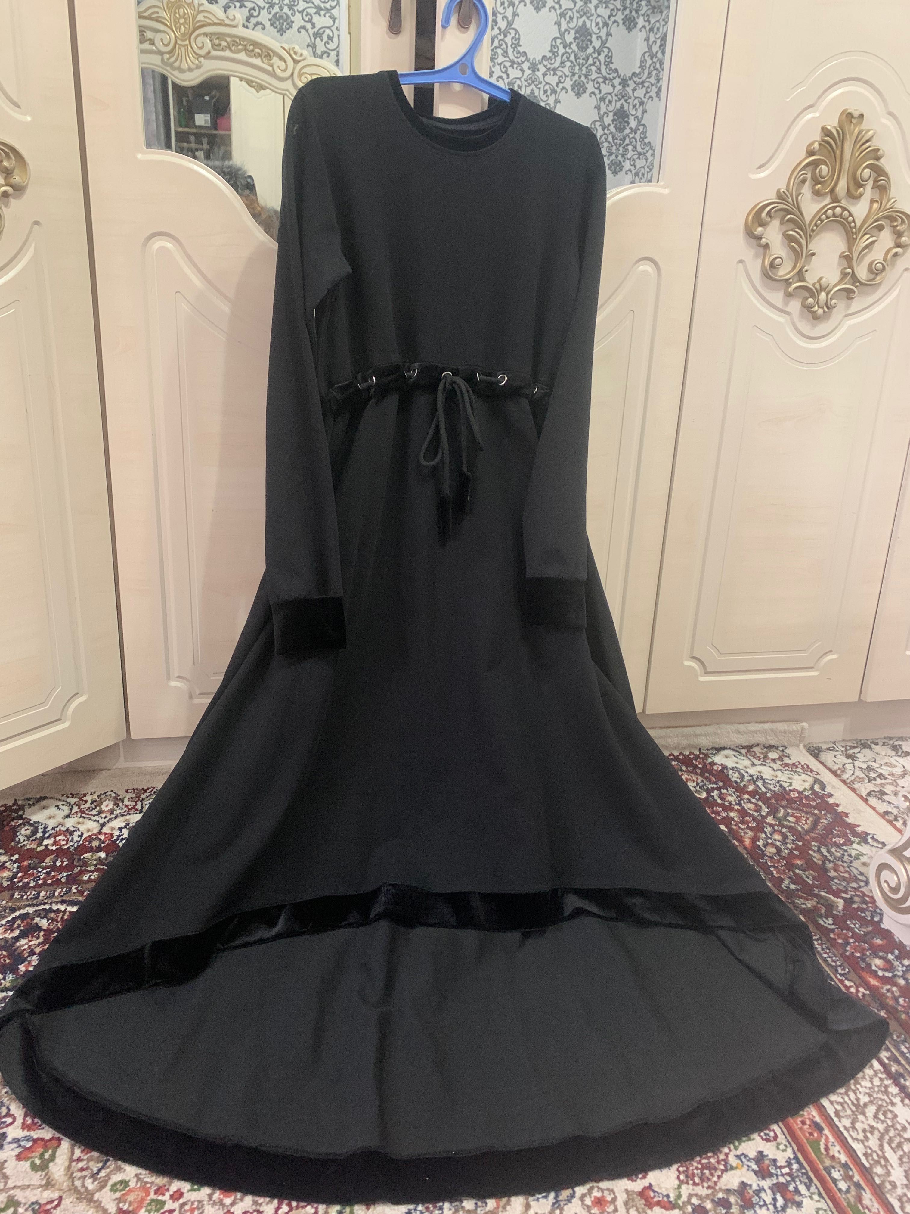 Длинное велюровое платье