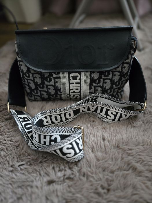 Дамска чанта с дълга дръжка