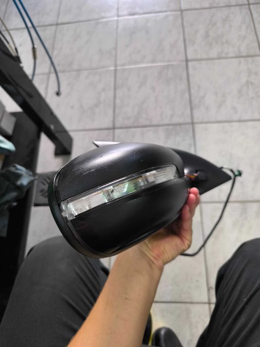 Vând oglinda dreapta golf 6