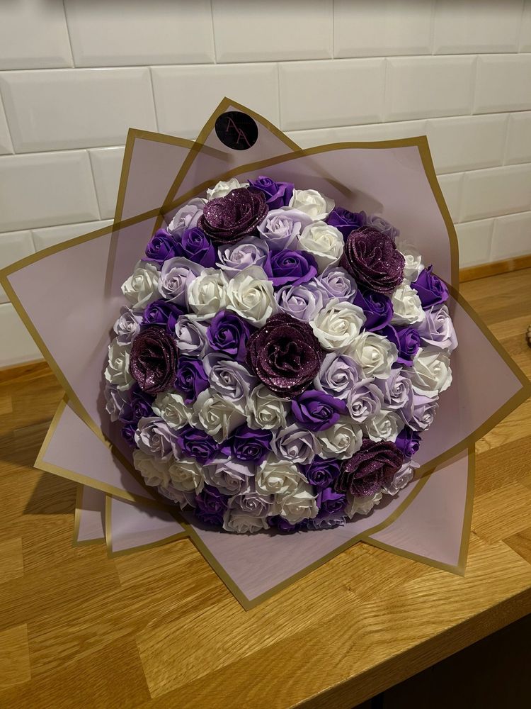 Buchet trandafiri sapun nuante de mov cu model