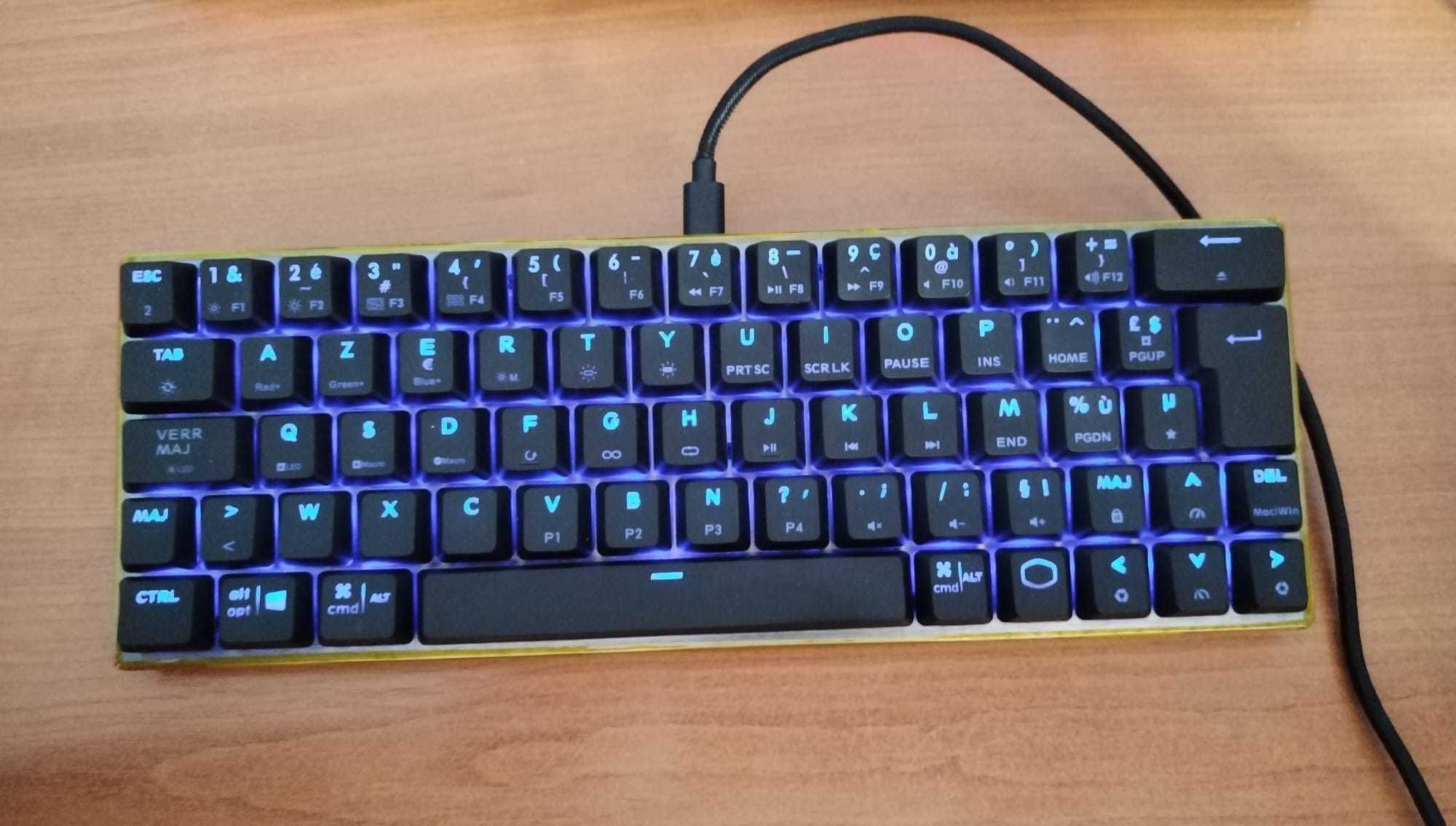 Tastatura mecanica gaming cu fir Cooler Master SK620