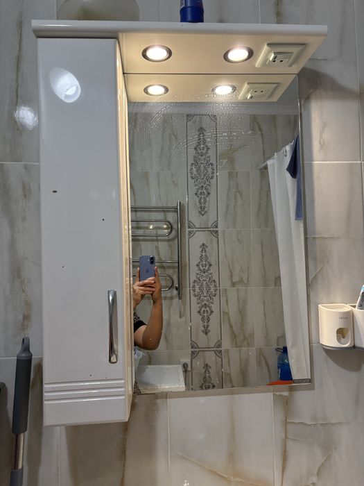 Раковина с шкафом и зеркалой