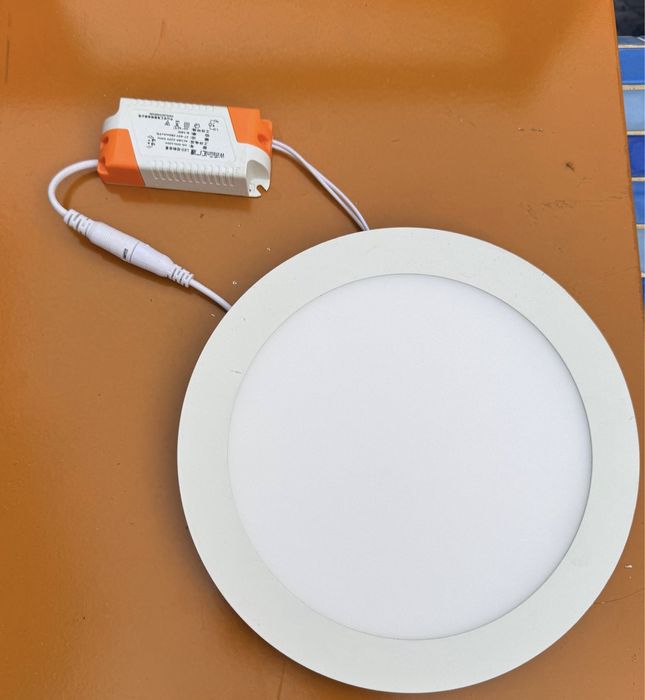 Плафон потолочный белый в хорошем состоянии