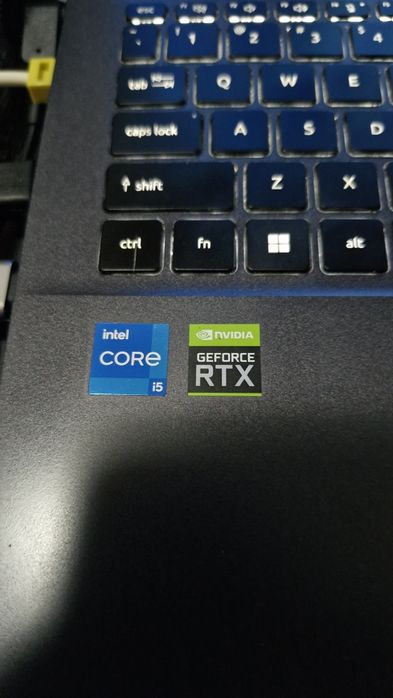Se vinde laptop acer aspire 7
