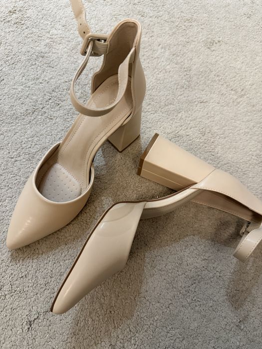 Бежови обувки на ток, размер 39