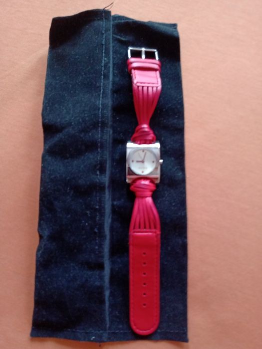 Ceas dama nou, Avon.