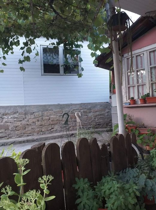 Casă de vânzare la curte în comuna Alunis, județul Prahova, cu beci.