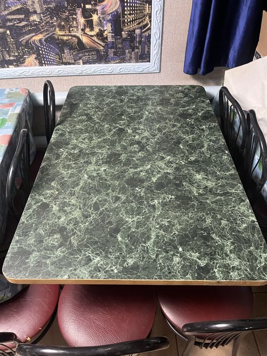 Продается стол .