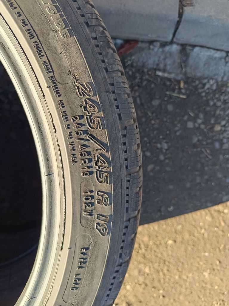 Vând 2 cauciucuri 245/45R19 102w