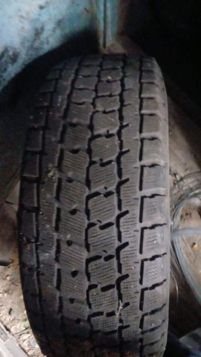 Продаю два шины р17