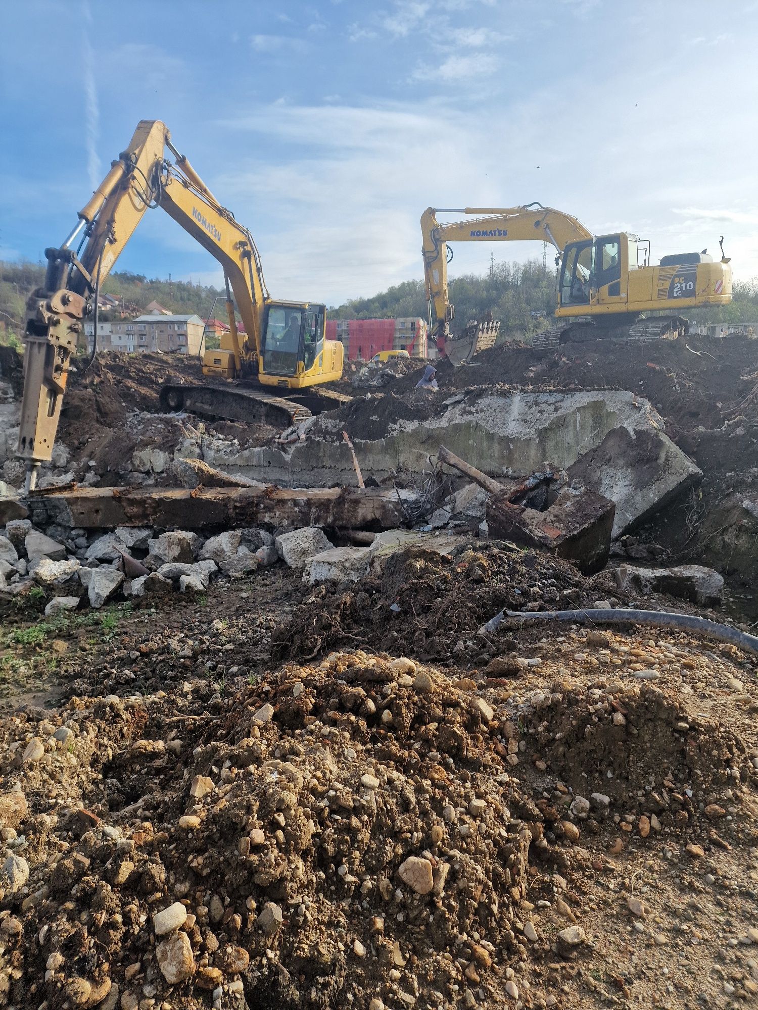 Inchiriere EXCAVATOR, efectuam lucrări  de constructii,demolari