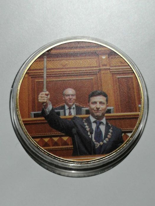 Сувенирни плакети с лика на Володимир Зеленски