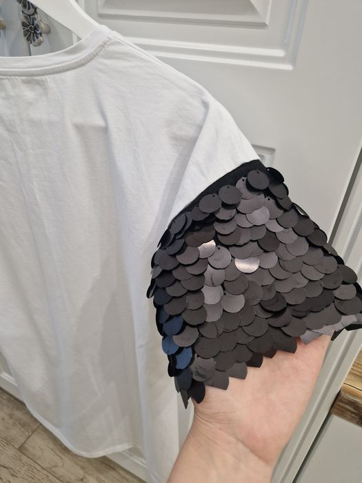 Спортно-елегантна дамска тениска - бяла с черни елементи, пайети