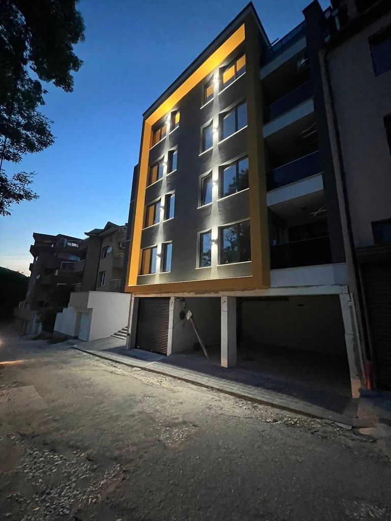 Продава се Тристаен апартамент в Асеновград - 125 кв.м за 1128 €/кв.м - Снимка #2