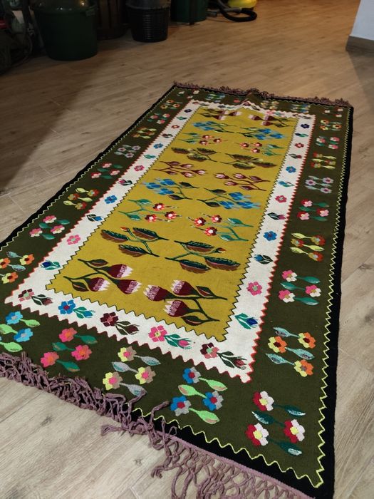 Covor tradițional țesut manual