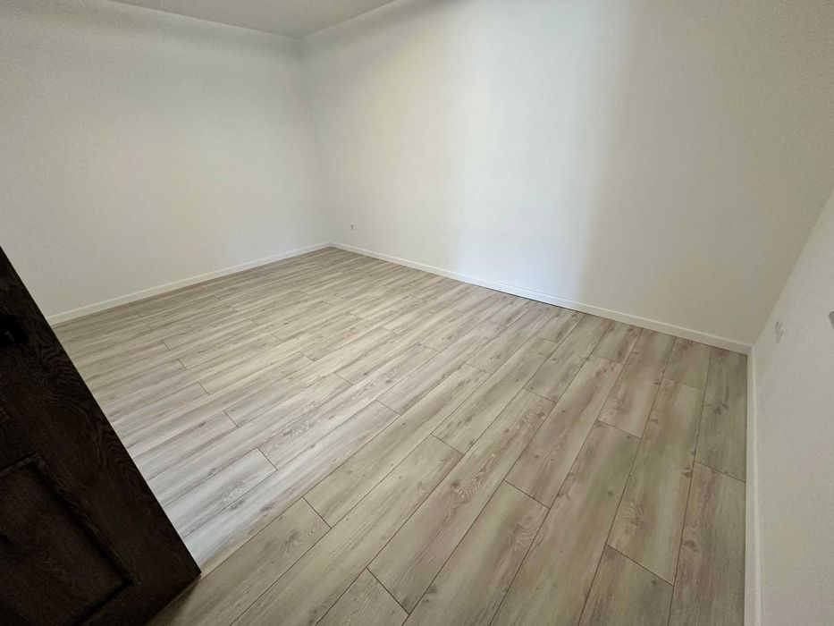 Echipa specializata montam parchet, mobila si usi.