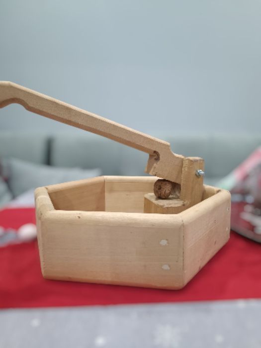 Орехотрошачка     .