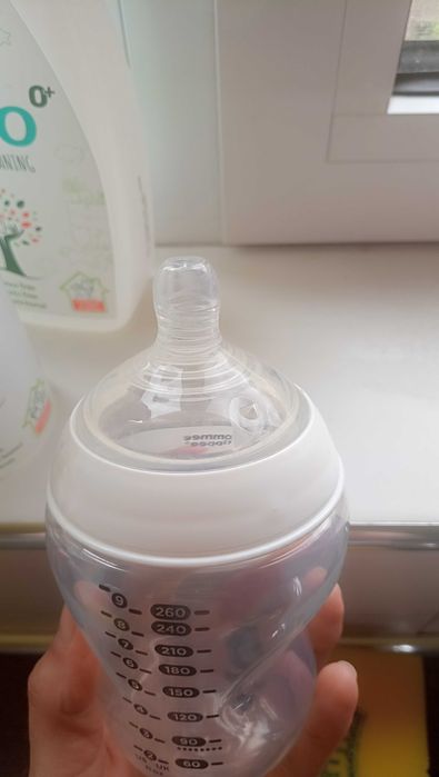 Шишета с биберони Tommee tippee