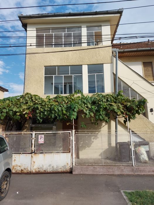 Inchiriez apartament în vila