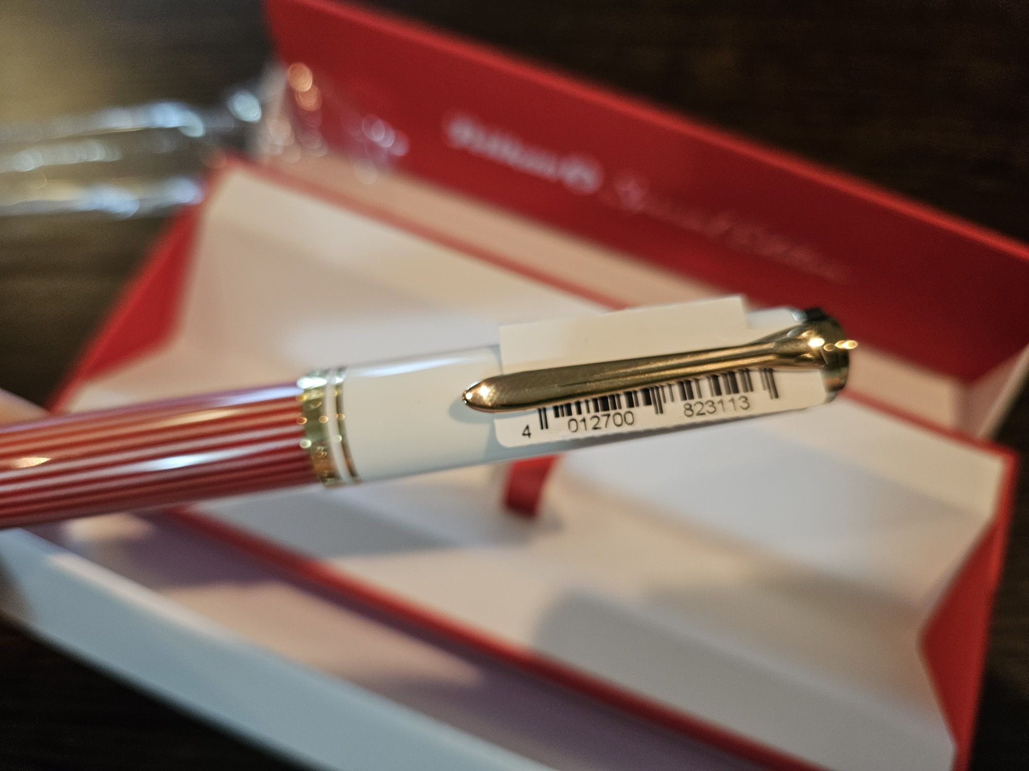 Stilou Souveran M600 Red
White, Pelikan
