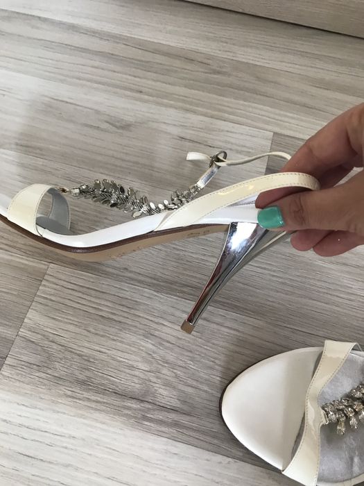 Sandale , 39, din piele lacuita alba si strassuri, inaltime toc 10 cm