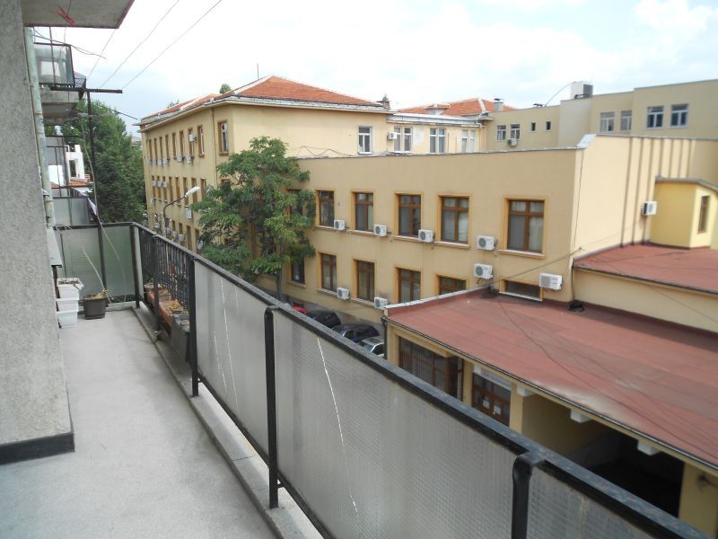 Четиристаен апартамент под наем в центъра на Хасково