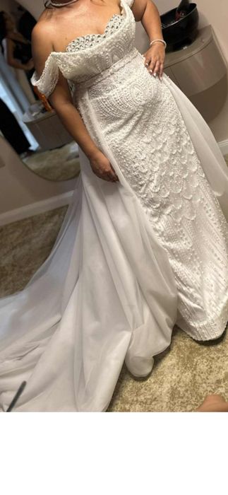 Vand rochie de mireasa cu trena detasabila lucrata manual pe corset