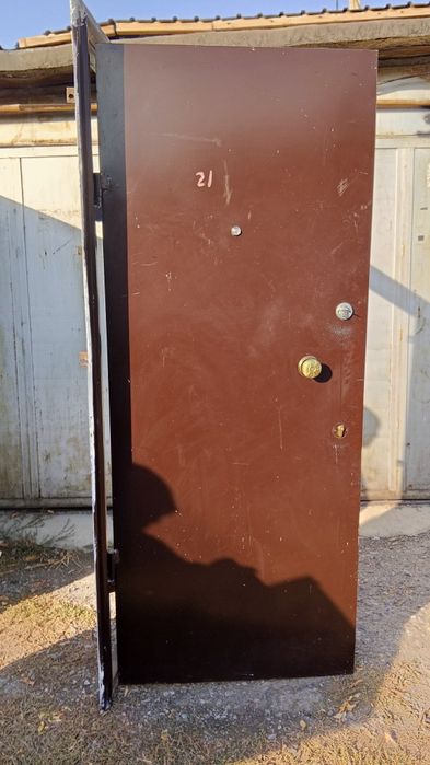 Продаю металлическую дверь