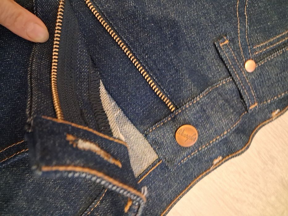 Vând Blugi Wrangler Slim Fit Cowboy 29×30 S-M  Noi cu eticheta Barbati