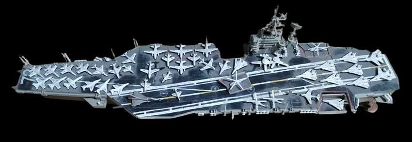 Продаётся модель "Авианосец" с набором съёмных самолётов.