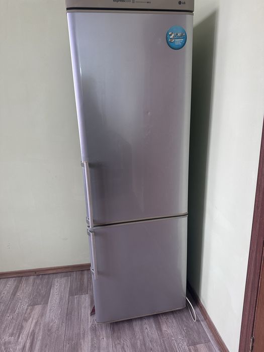 Холодильник на запчасти.