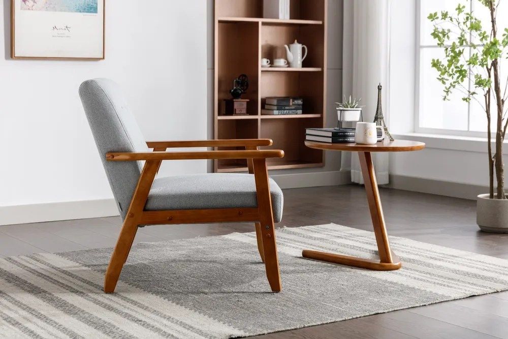 NOU Fotoliu gri cu brațe lemn