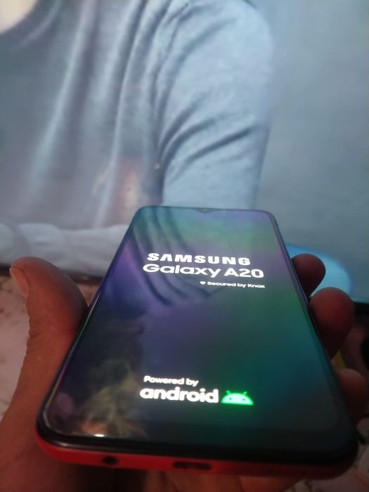 Продам сотовый телефон samsung a20 идеальном состоянии