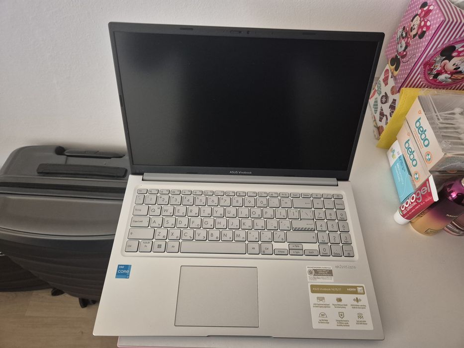 Продава се ASUS  VIVOBOOK  800лв