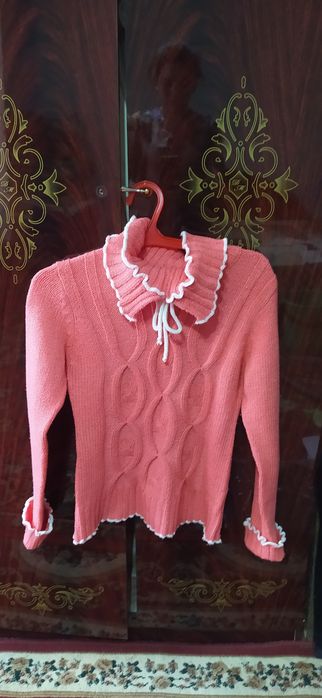 Узим кийган кийимлар. 42 размер куйлаклар, 46 размер шим,.