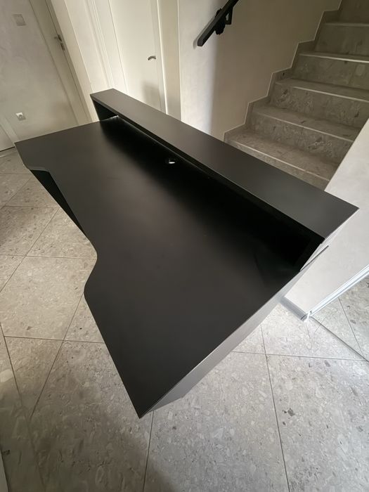 Продавам геймърско бюро с надстройка.