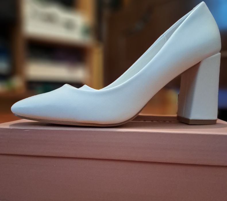 Бели дамски обувки