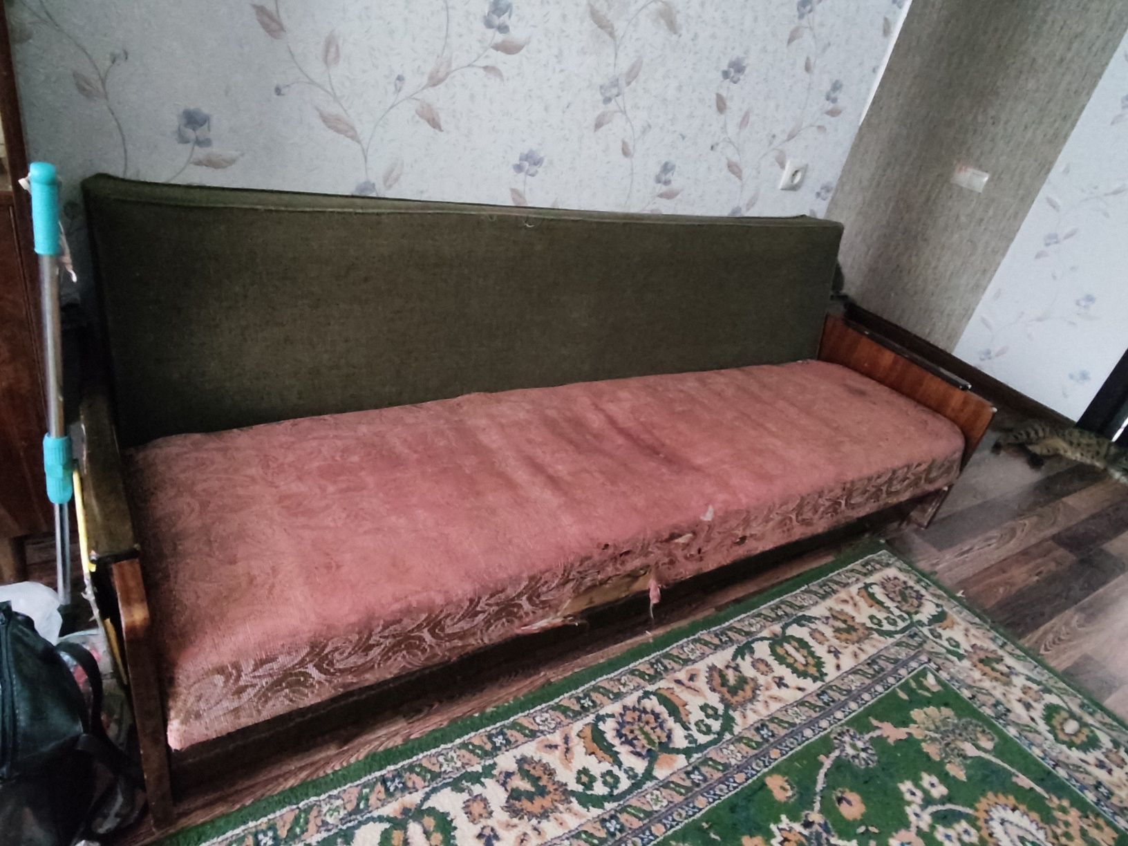 Ретро диван производства СССР