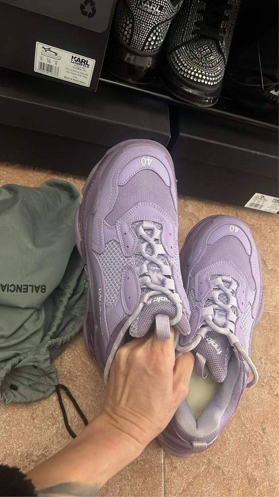 Дамски лилави обувки