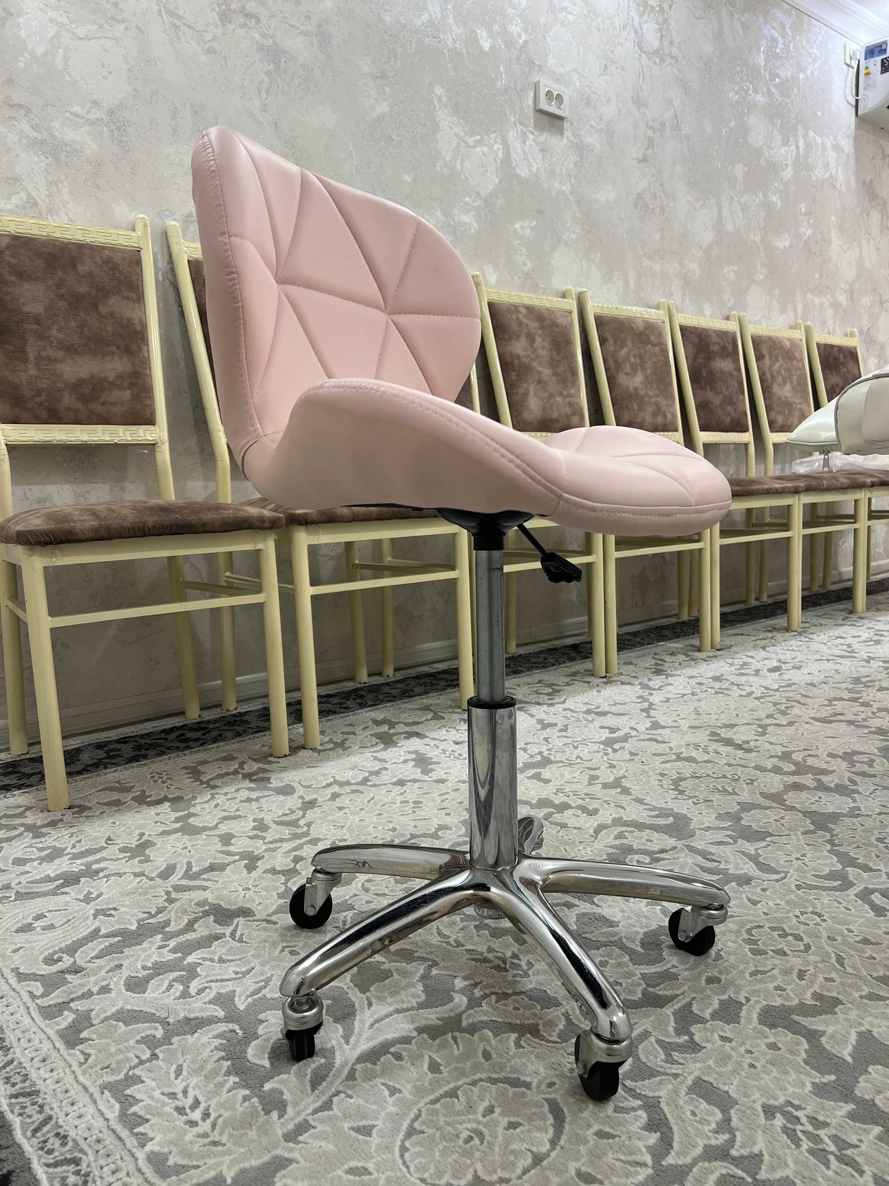 Продаю косметологическое кресло на колёсиках.