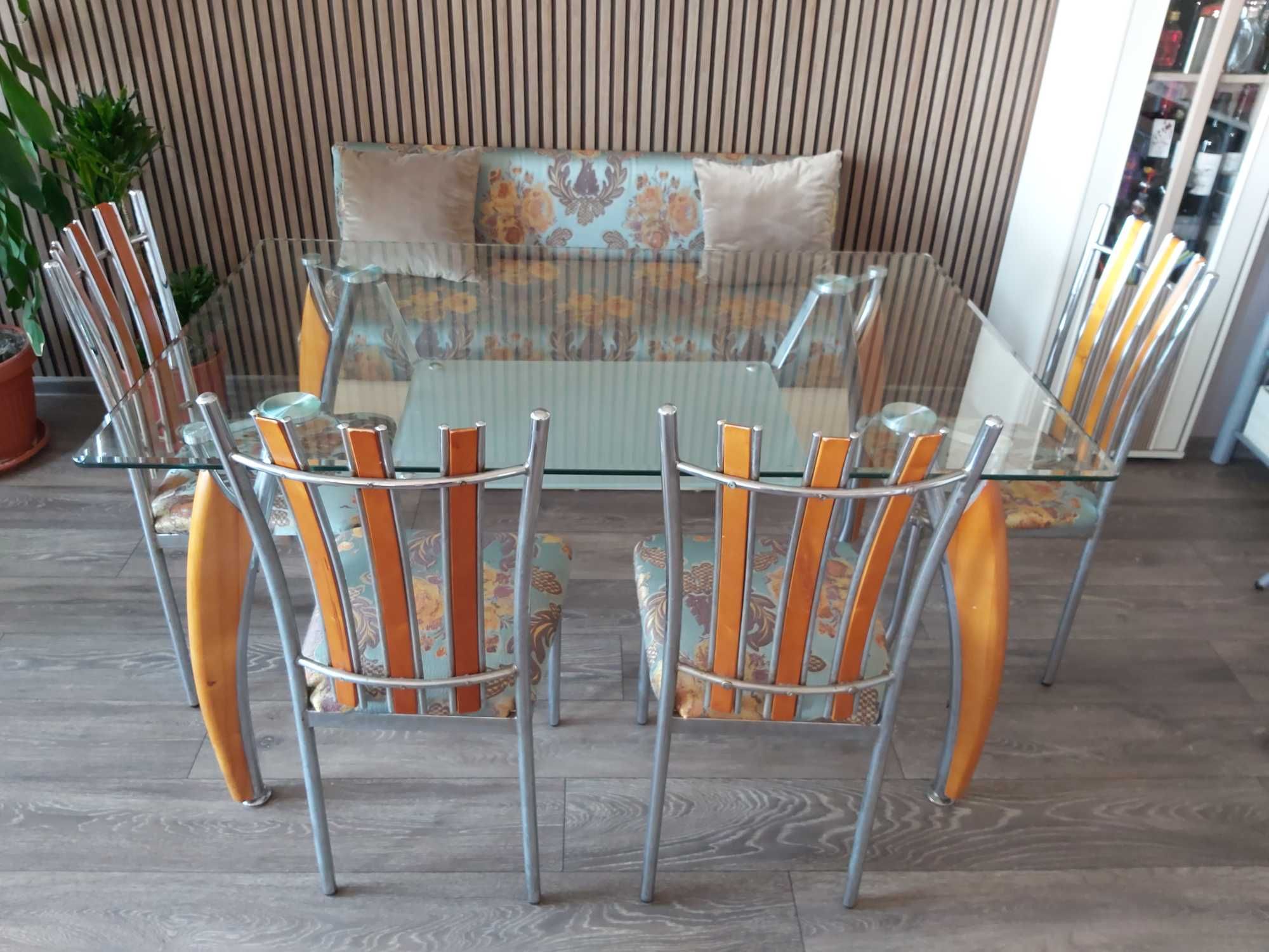 Трапезна стъклена маса и четири стола и подарък канапе