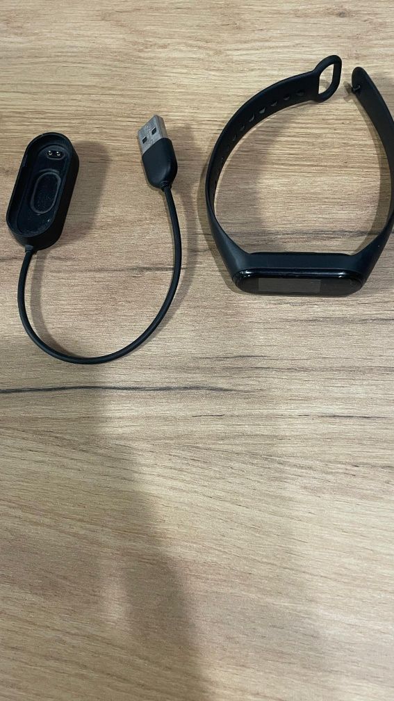 Продам часы mi band 4