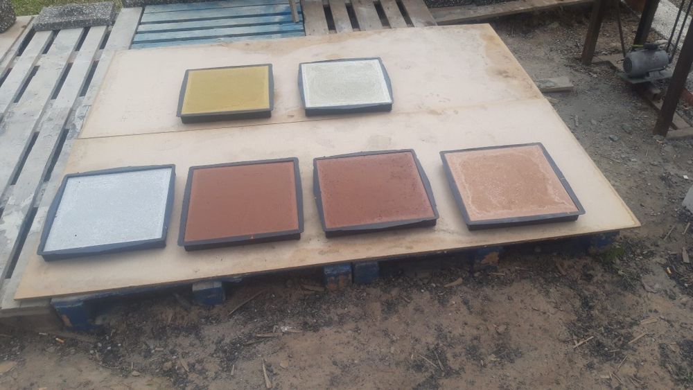 masă vibrantă pentru pavele+mașină  de făcut bolțari