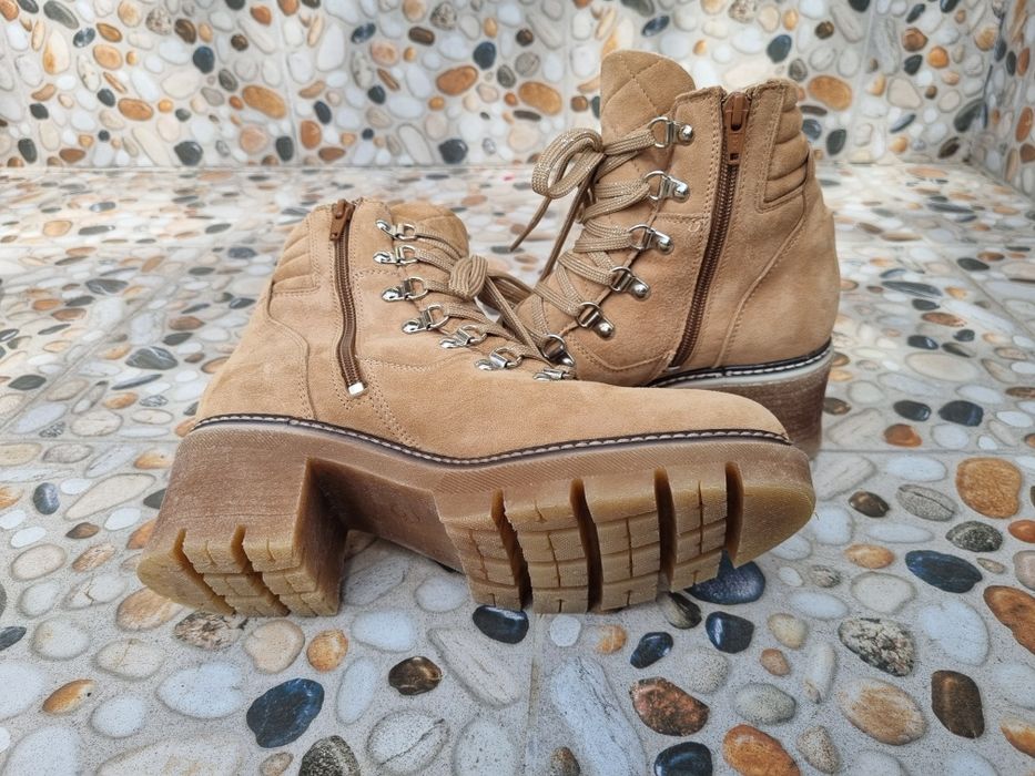 Vând ghete în stare bună.