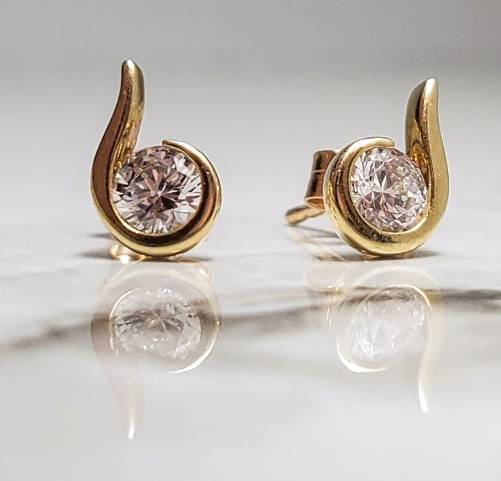 Cercei din aur 9K cu pietre semiprețioase albe – gramaj 1,18 gr