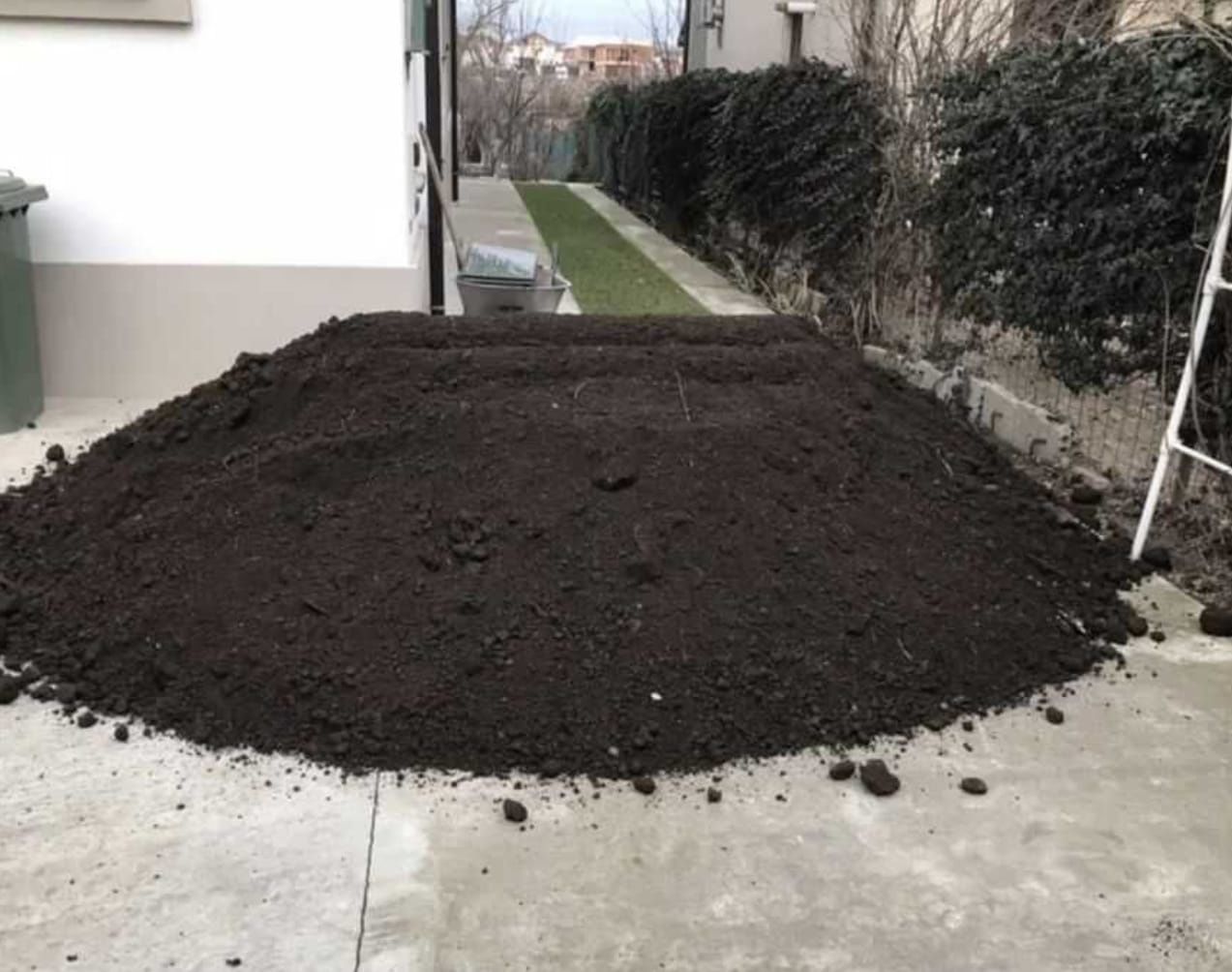 Pamant negru vegetal ,nisip,orice tip de agregat de balastiera,piatra
