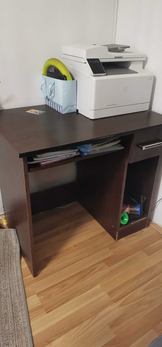 Vand un cuier, o noptiera și un birou