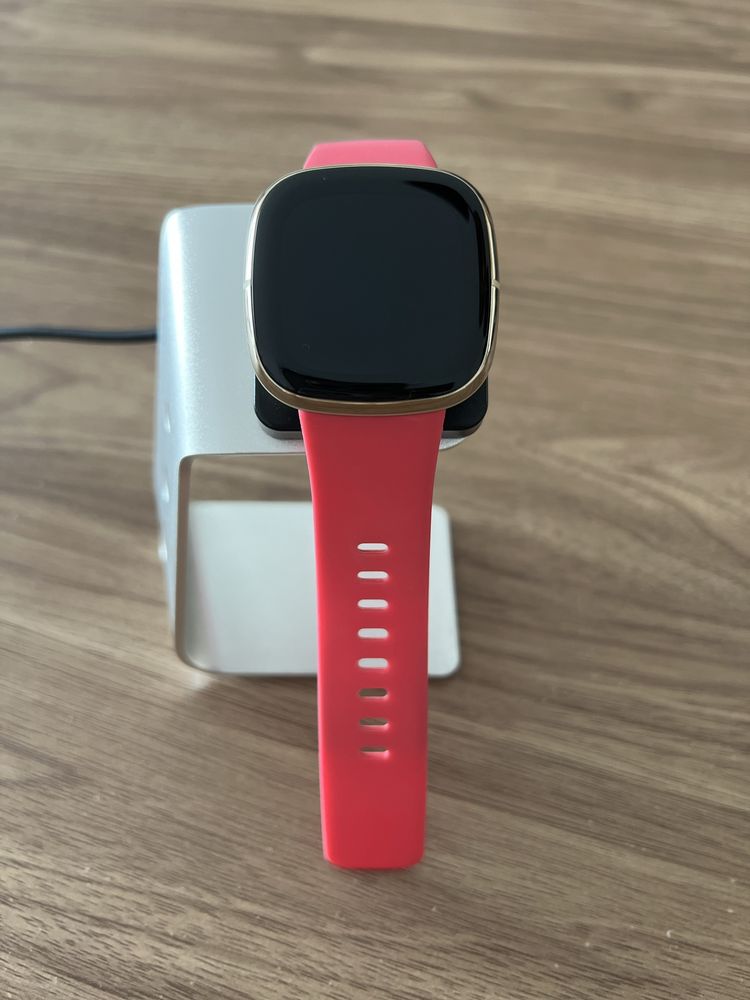 Fitbit Sense nou, cu accesorii și încărcătoare