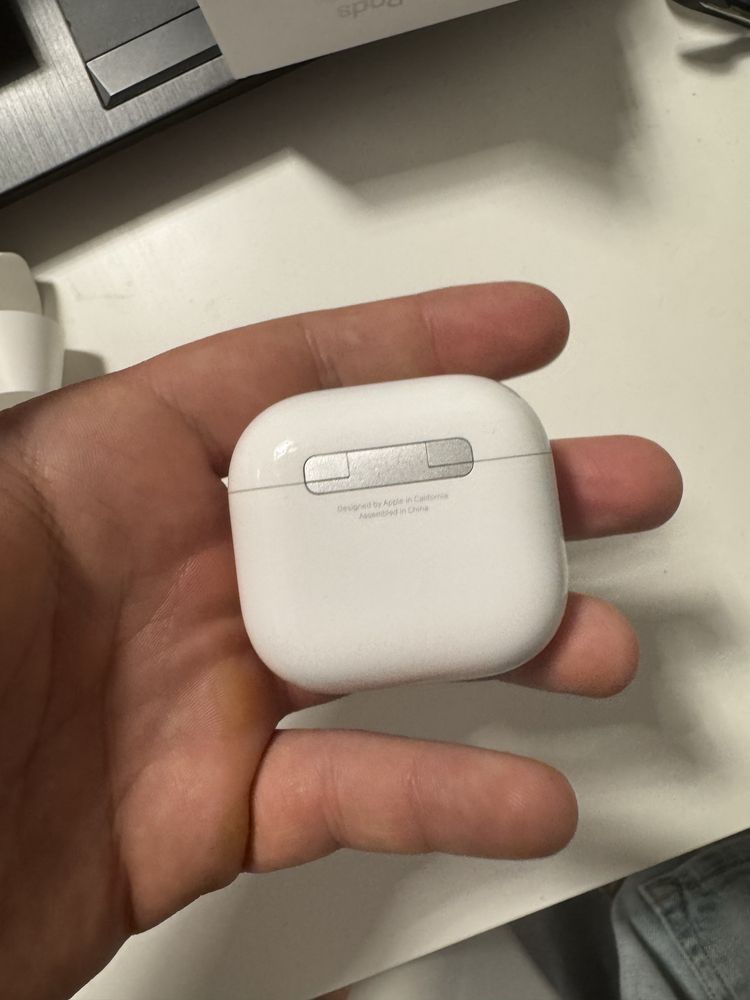 AirPods 4  Noise cancellation